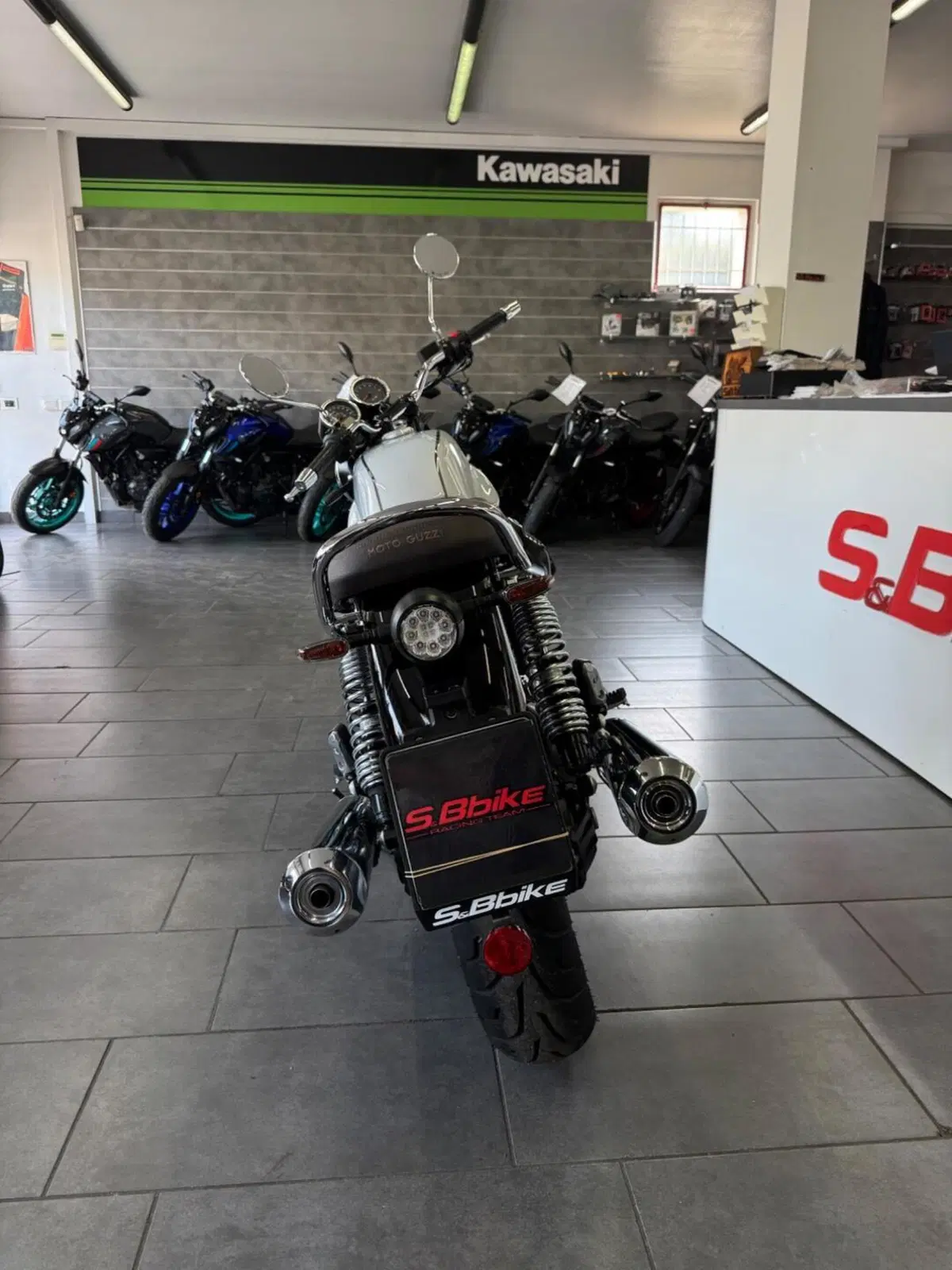 Moto Guzzi V7 Special (2021 - 24) (4)