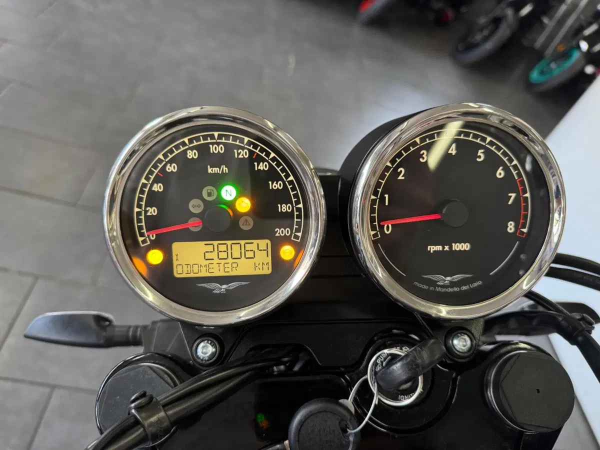 Moto Guzzi V7 Special (2021 - 24) (10)