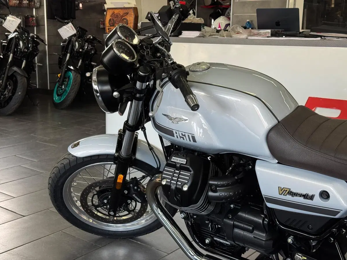 Moto Guzzi V7 Special (2021 - 24) (7)