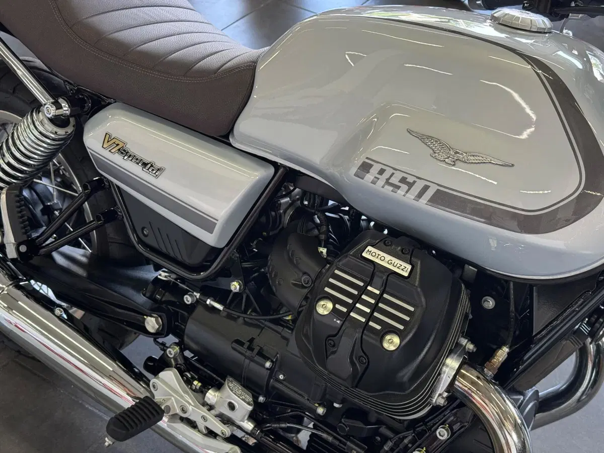 Moto Guzzi V7 Special (2021 - 24) (8)