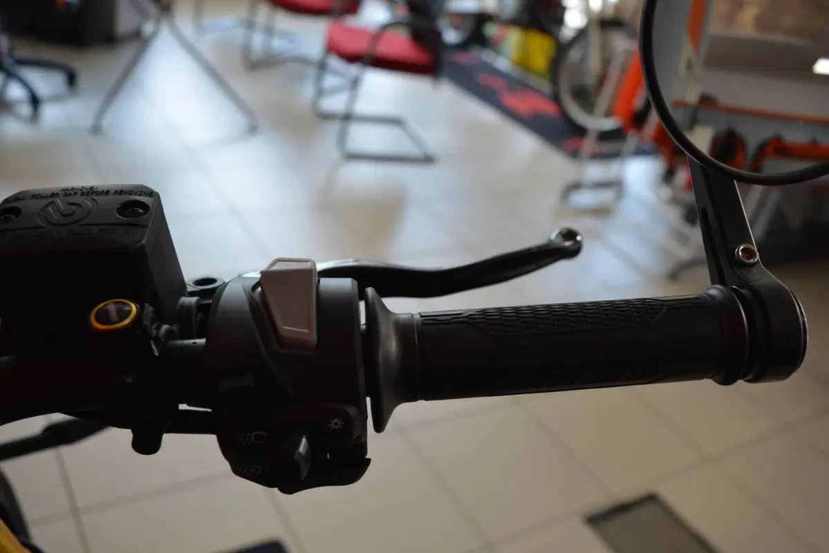 Moto Morini SEIEMMEZZO SCR (2022 - 26) (11)