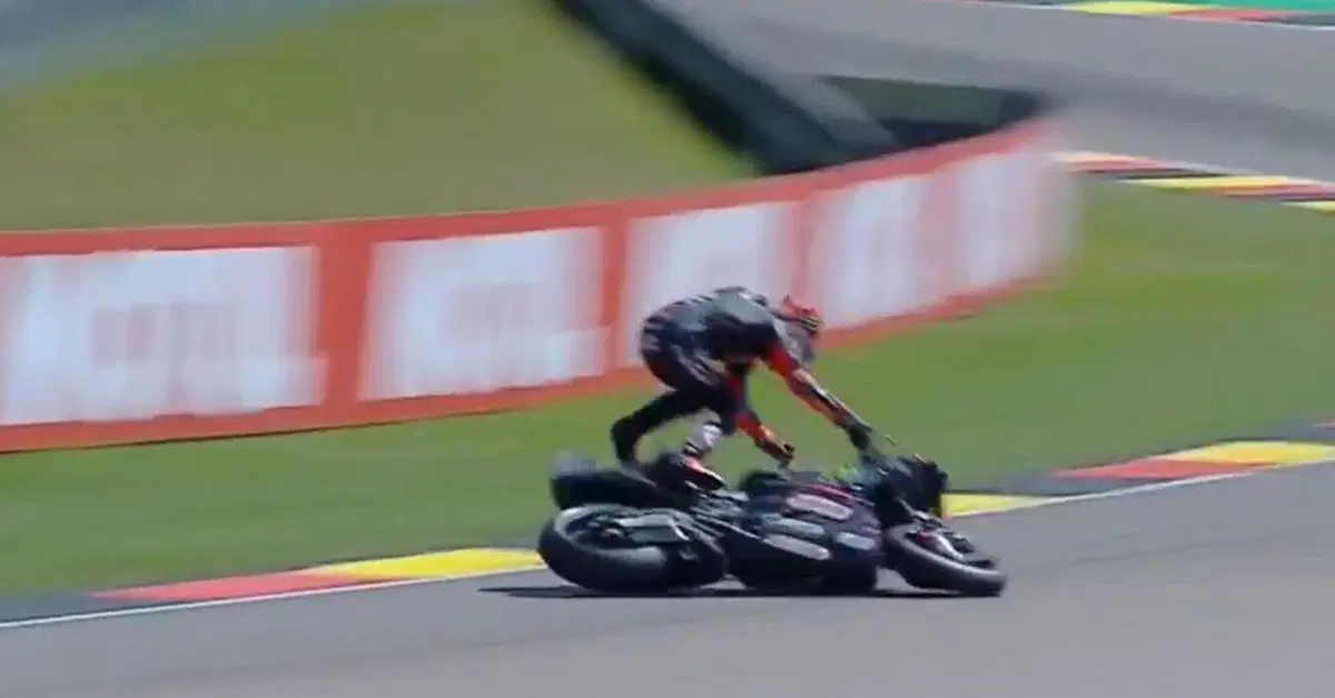 MotoGP 2026. GP di Germania. Brutta caduta per Marco Bezzecchi: clavicola rotta, si deve operare [VIDEO]