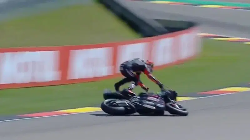 MotoGP 2026. GP di Germania. Brutta caduta per Marco Bezzecchi: clavicola rotta, si deve operare [VIDEO]