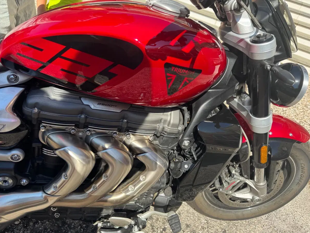 Triumph Rocket 3 R 221 (2021 - 23) (2)