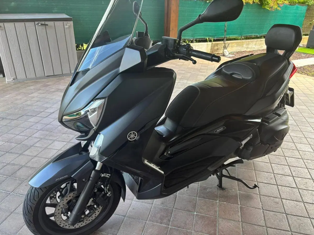 Yamaha X-Max 400 Iron Max ABS (2016) (2)