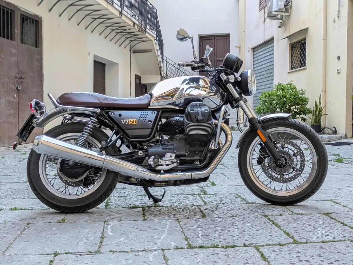 Moto Guzzi V7 III Anniversario (2017 - 18) (2)