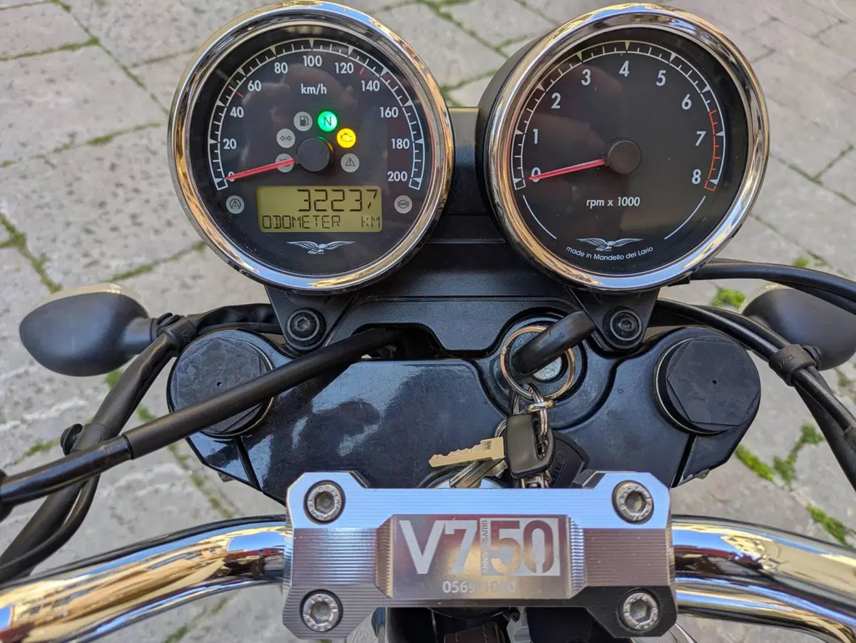 Moto Guzzi V7 III Anniversario (2017 - 18) (3)