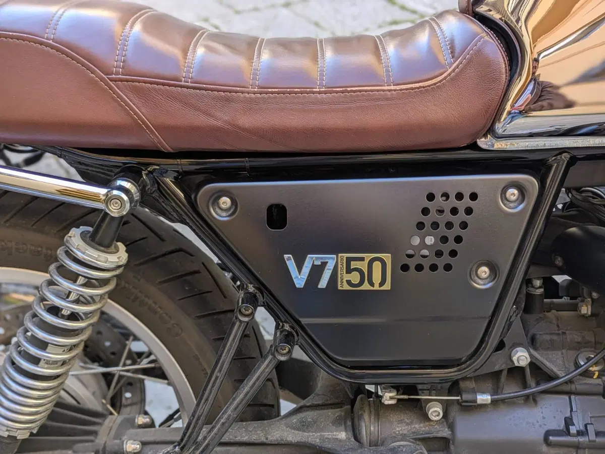 Moto Guzzi V7 III Anniversario (2017 - 18) (5)