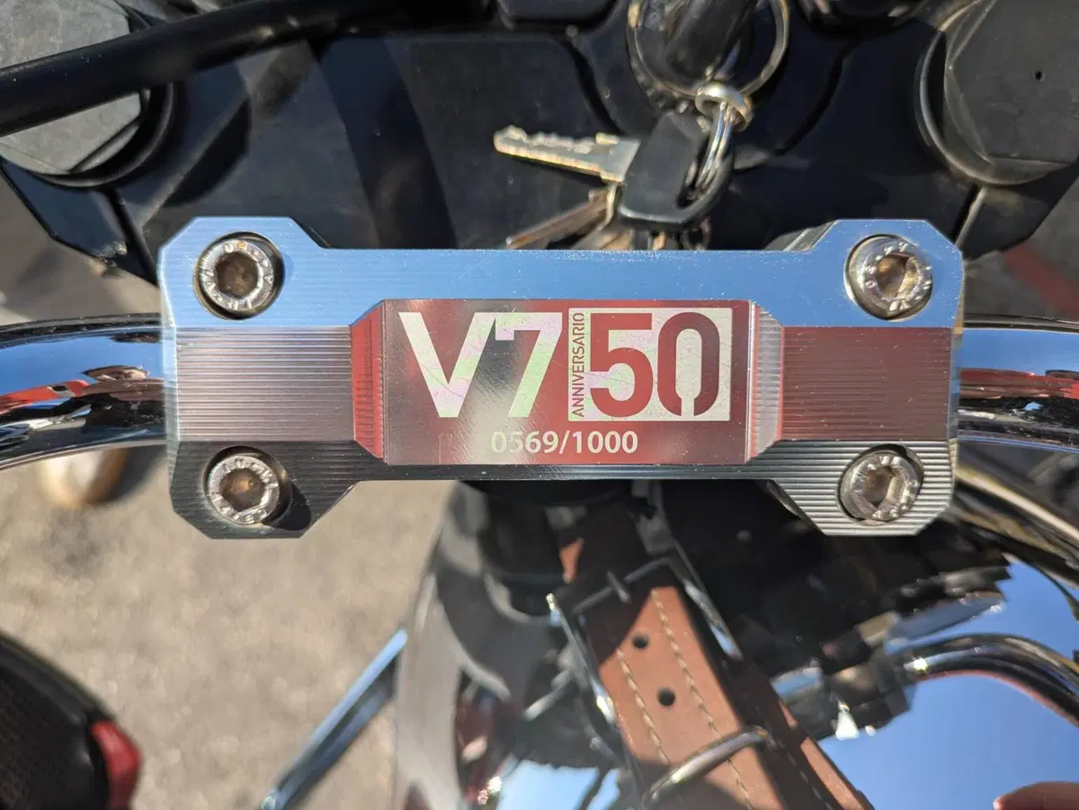 Moto Guzzi V7 III Anniversario (2017 - 18) (11)