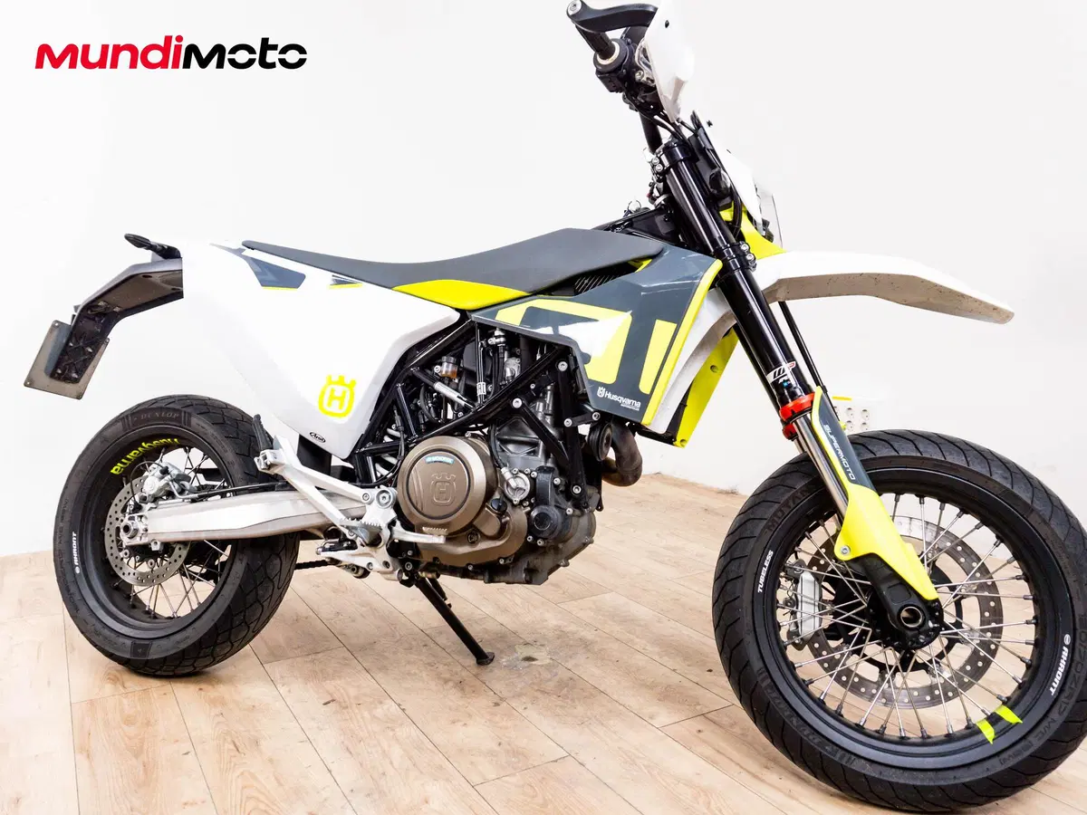 Husqvarna 701 Supermoto (2016) (2)