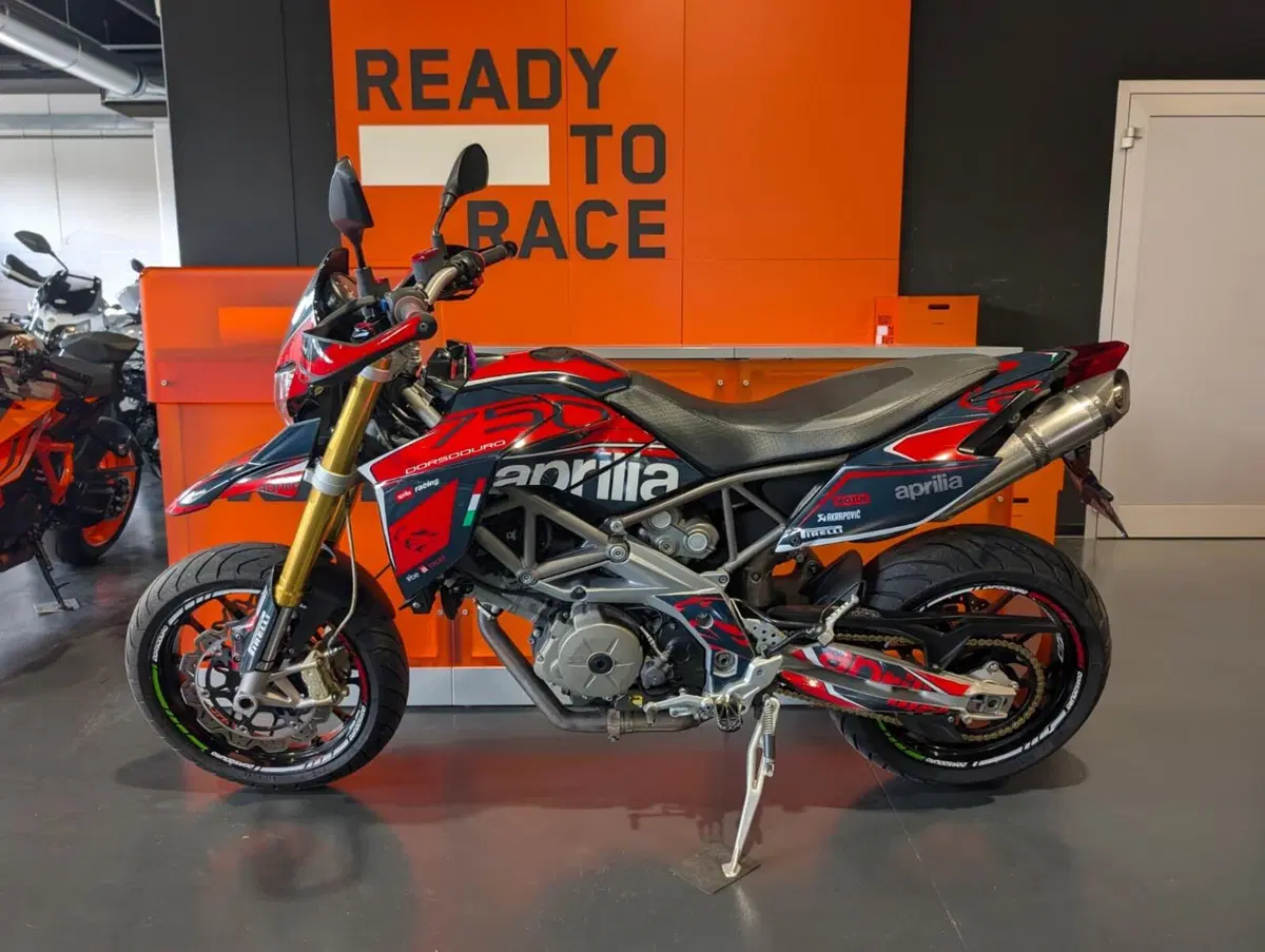 Aprilia Dorsoduro 750 (2009 - 14) (2)