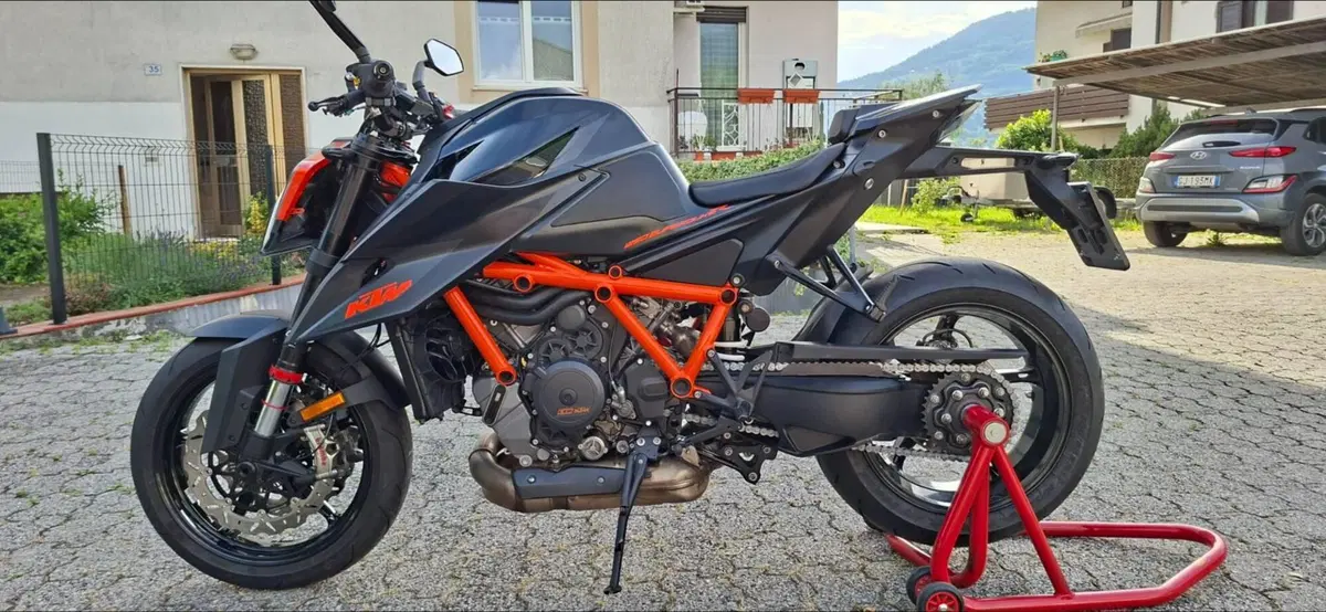 KTM 1290 Super Duke R (2021) (2)