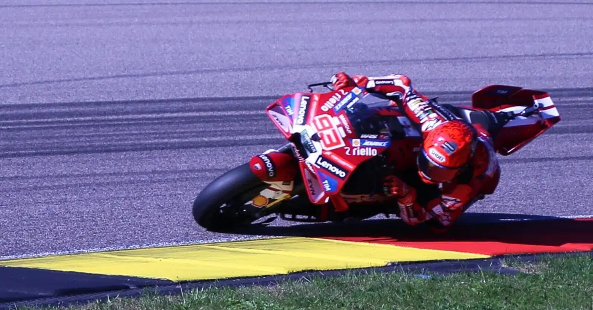 MotoGP 2026. GP di Germania. Vince Marc M&aacute;rquez, caduto Alex che lo inseguiva, podio Trackhouse [CLASSIFICA]