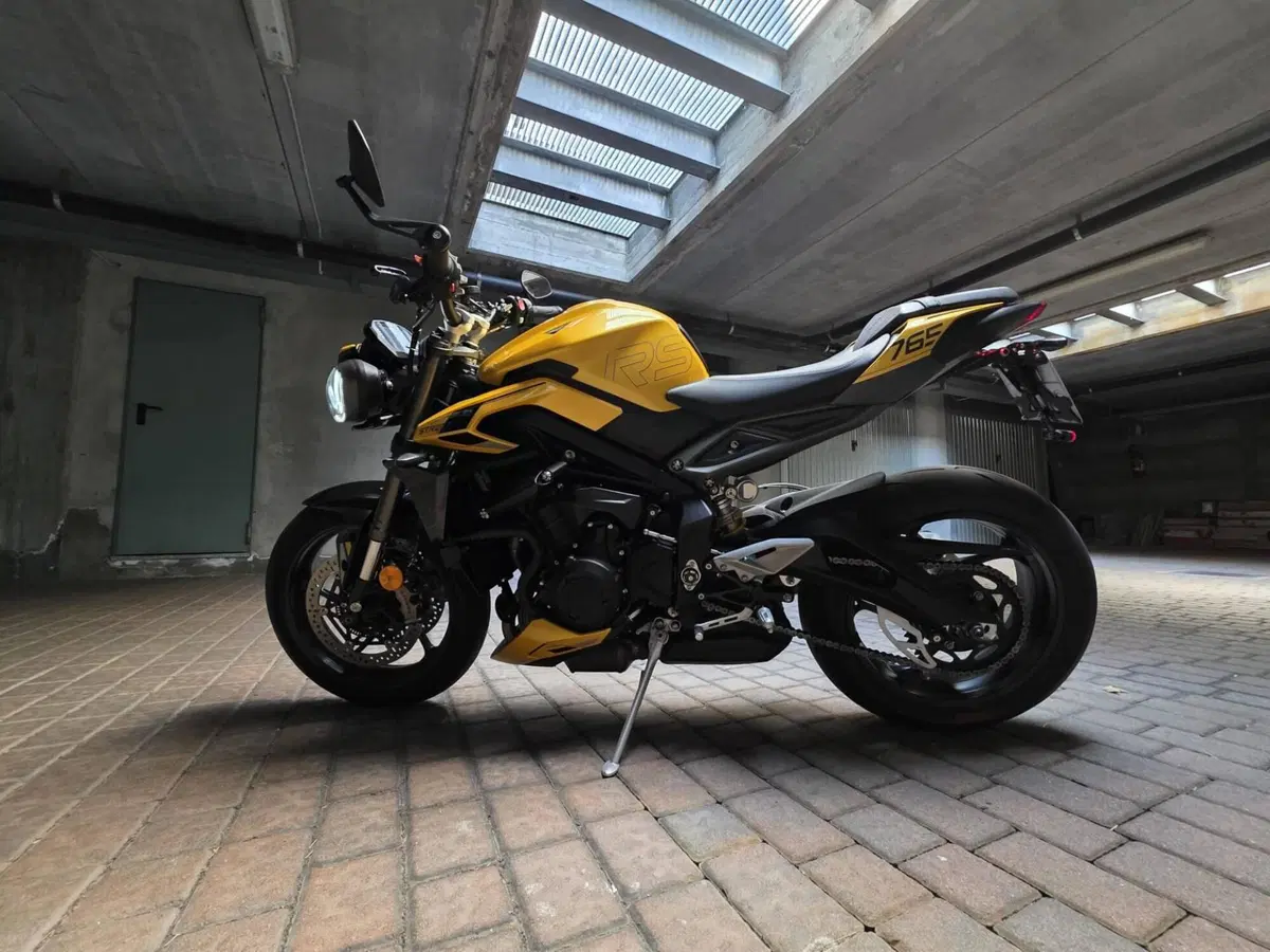 Triumph Street Triple 765 RS (2023 - 26) (2)