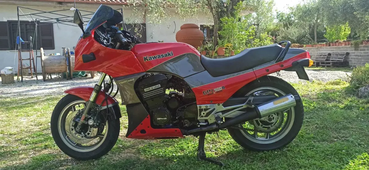 Kawasaki GPz900r (2)