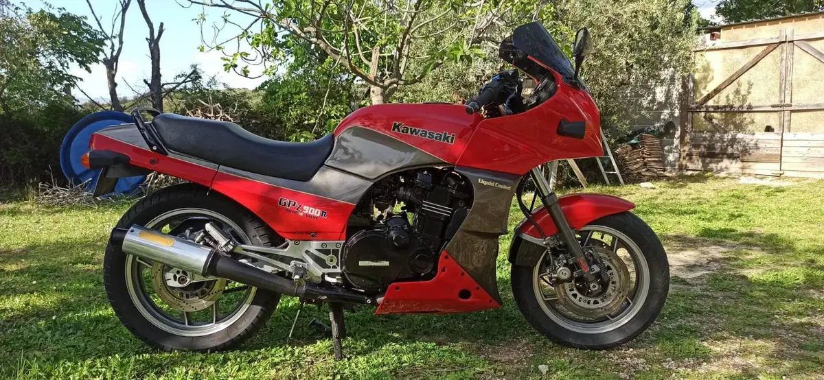 Kawasaki GPz900r (3)