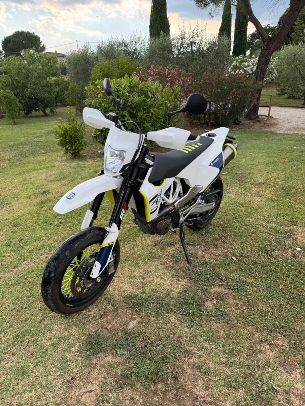 Husqvarna 701 Supermoto (2017 - 19) (4)