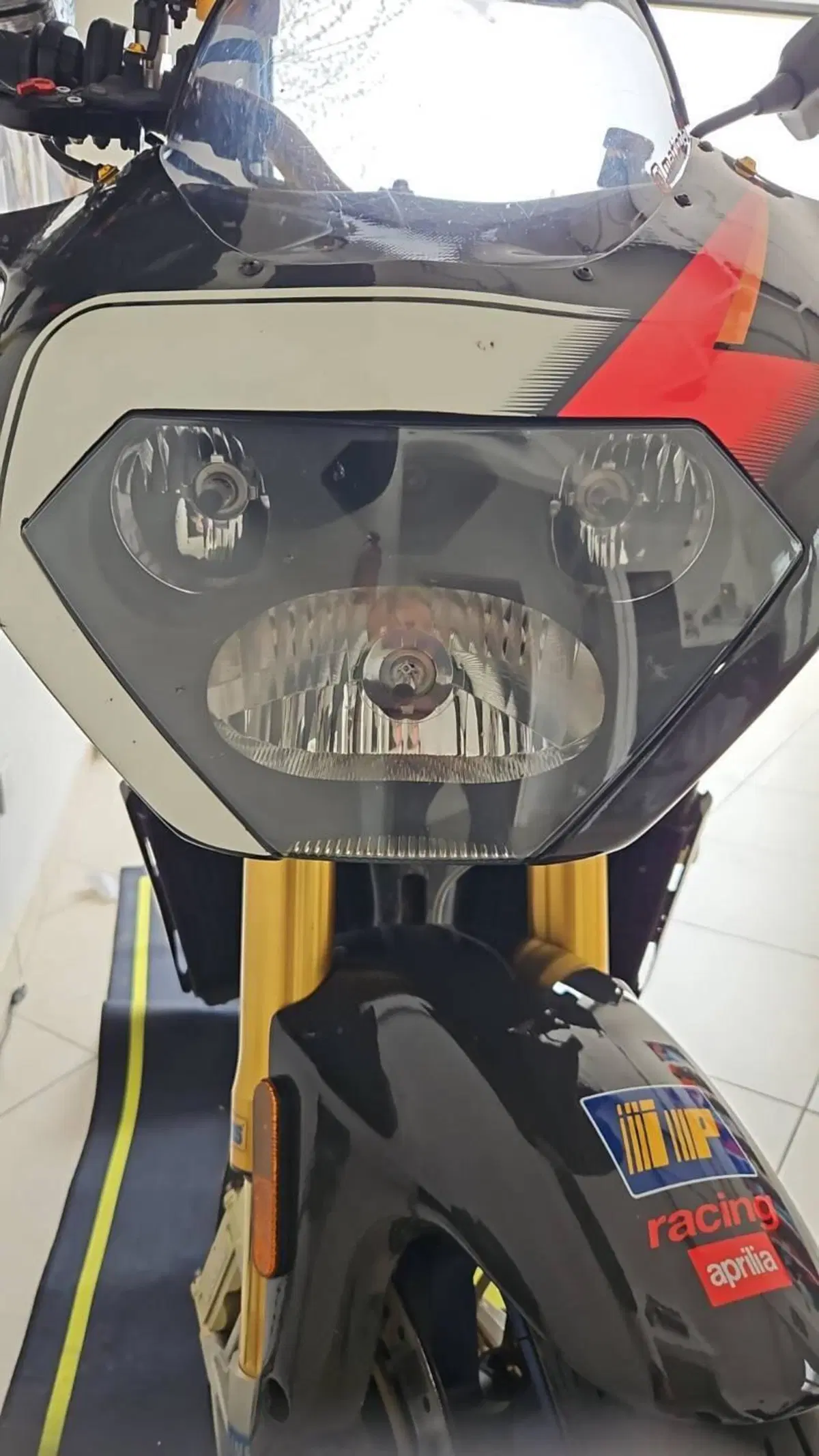 Aprilia Tuono 1000 R Factory (2004 - 05) (2)