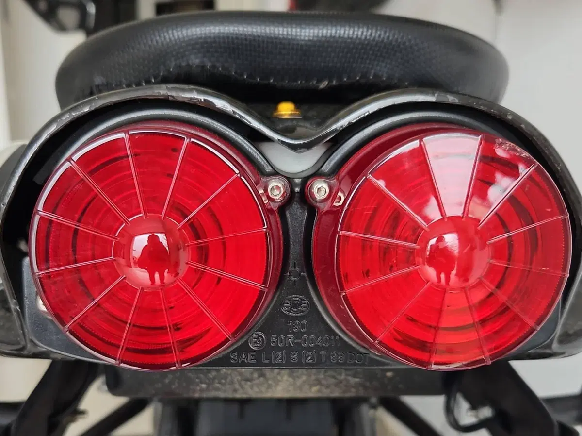 Aprilia Tuono 1000 R Factory (2004 - 05) (4)