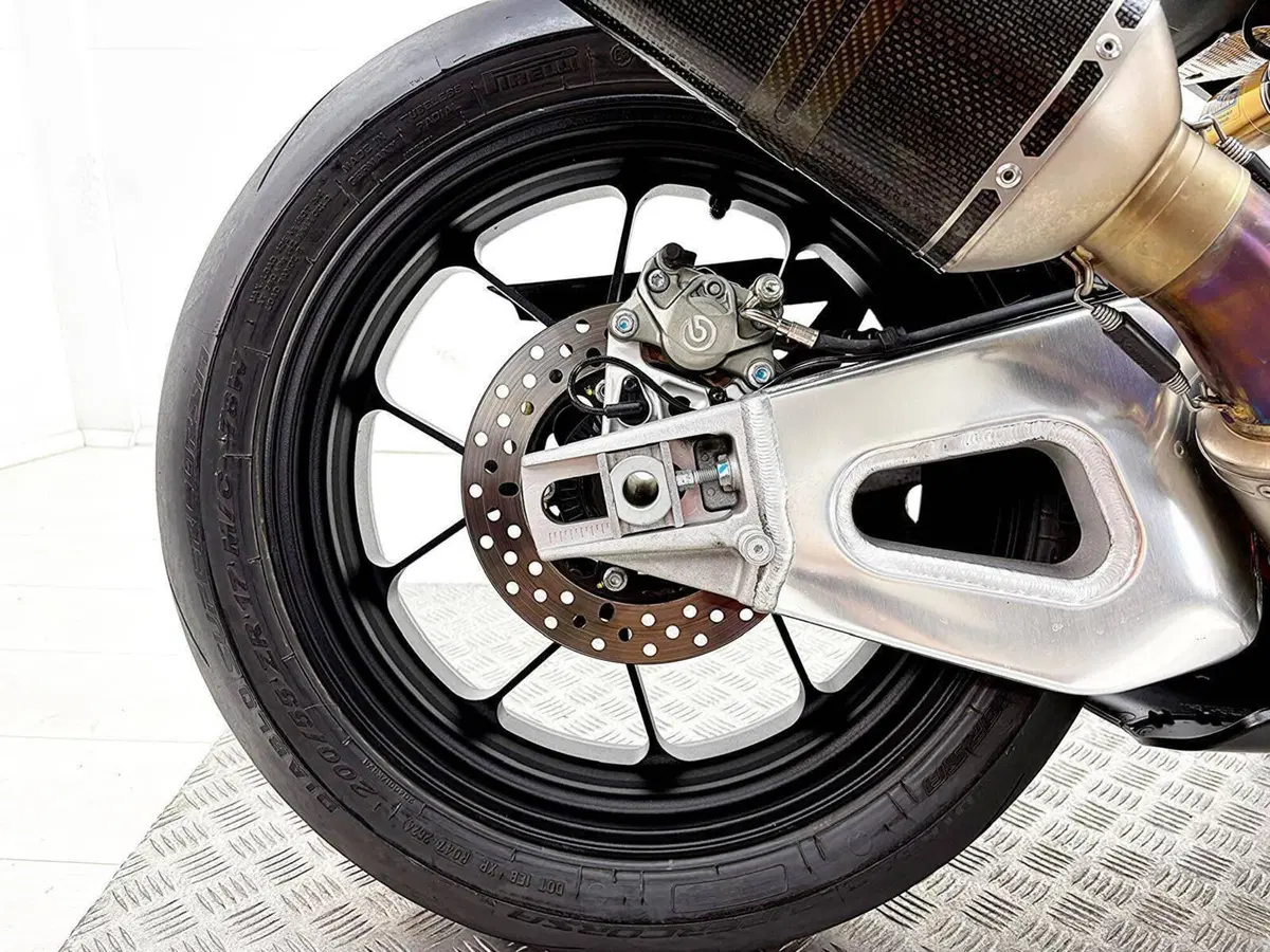 Aprilia RSV4 1100 Factory (2021 - 24) (6)