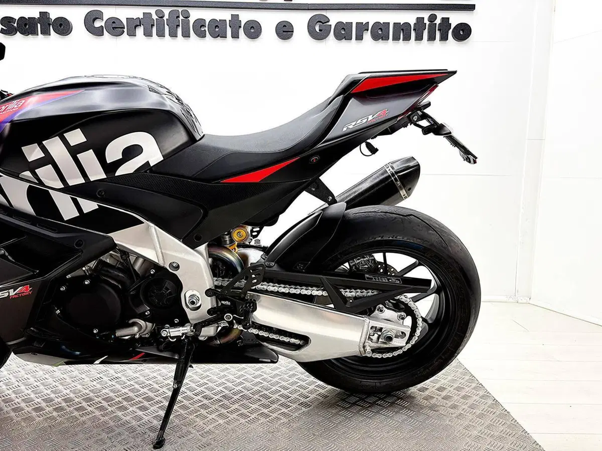 Aprilia RSV4 1100 Factory (2021 - 24) (17)