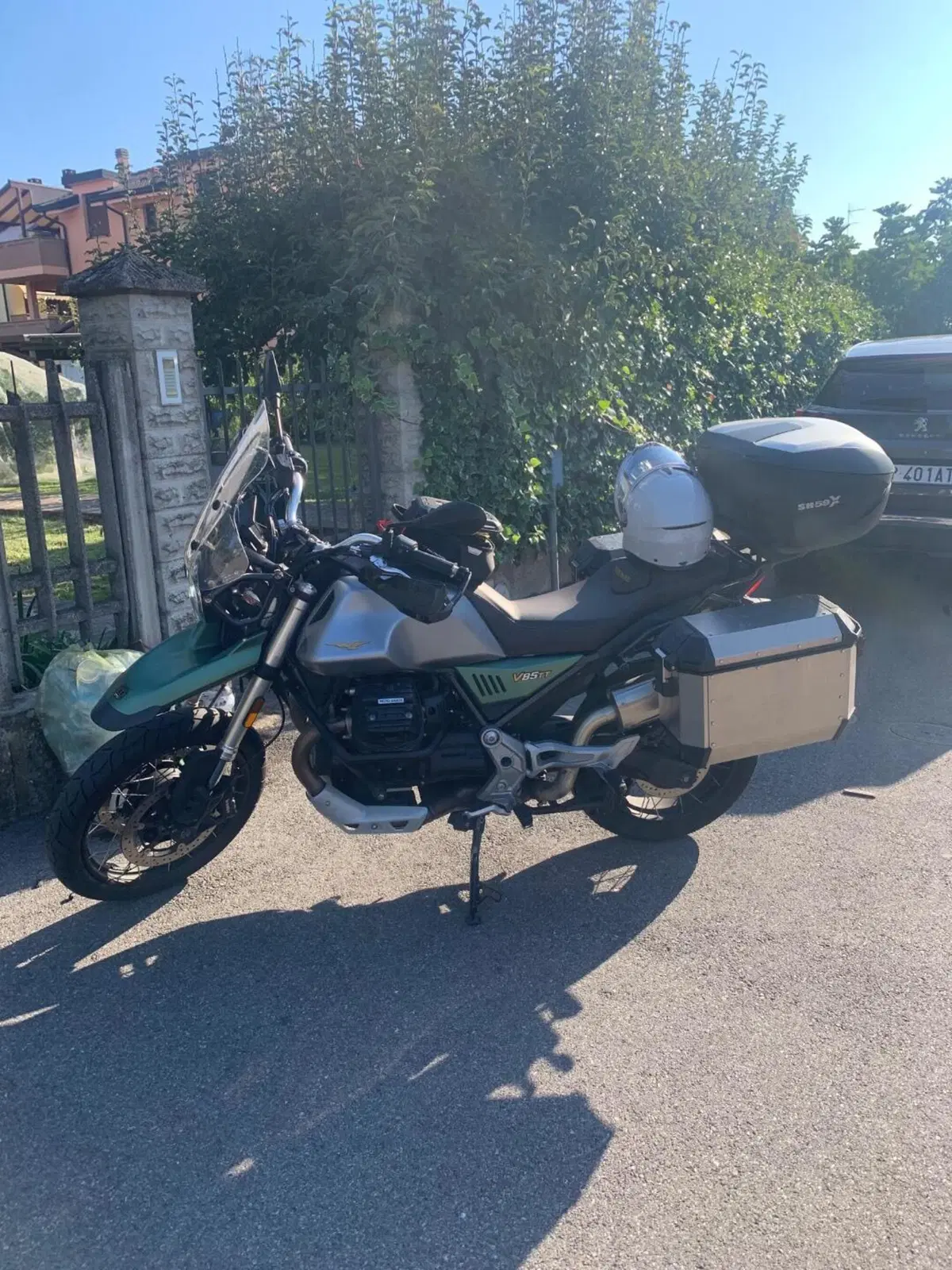 Moto Guzzi V85 TT Centenario (2021 - 22) (2)