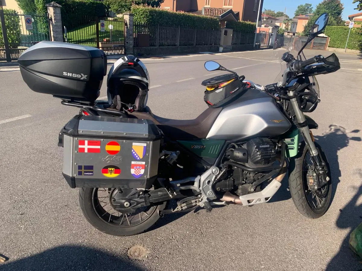 Moto Guzzi V85 TT Centenario (2021 - 22) (3)