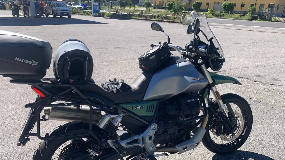 Moto Guzzi V85 TT Centenario (2021 - 22) (9)