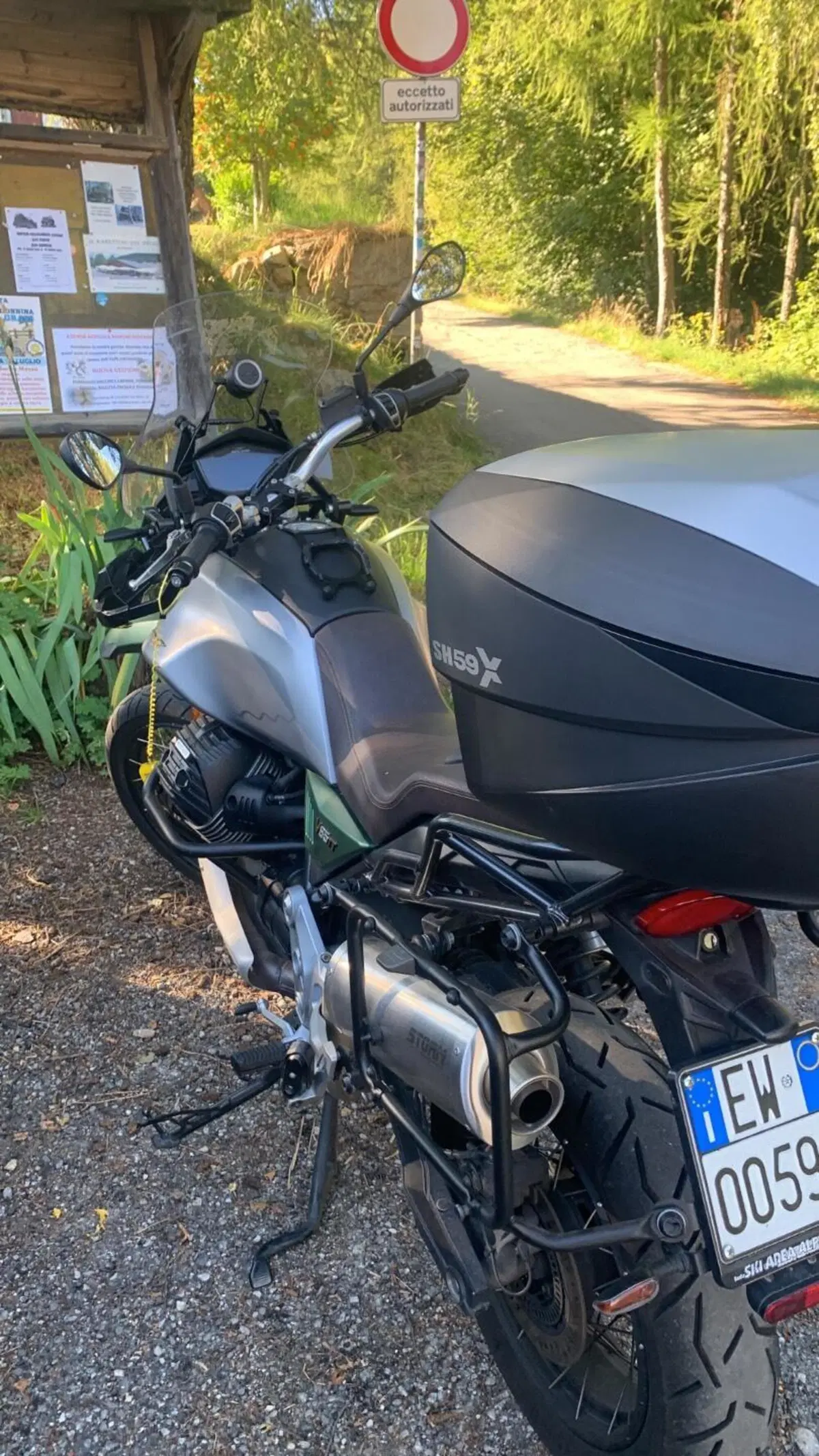 Moto Guzzi V85 TT Centenario (2021 - 22) (10)