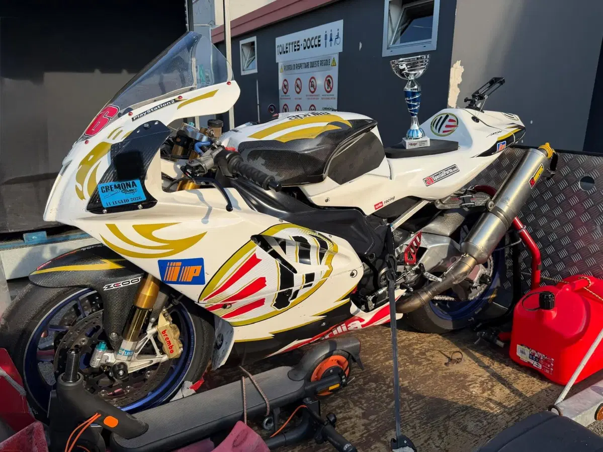 Aprilia RSV 1000 R Factory (2004 - 05)
