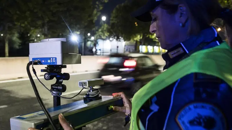 Autovelox, nuovo decreto in vigore: cosa fare se arriva una multa e come verificare se &egrave; valida