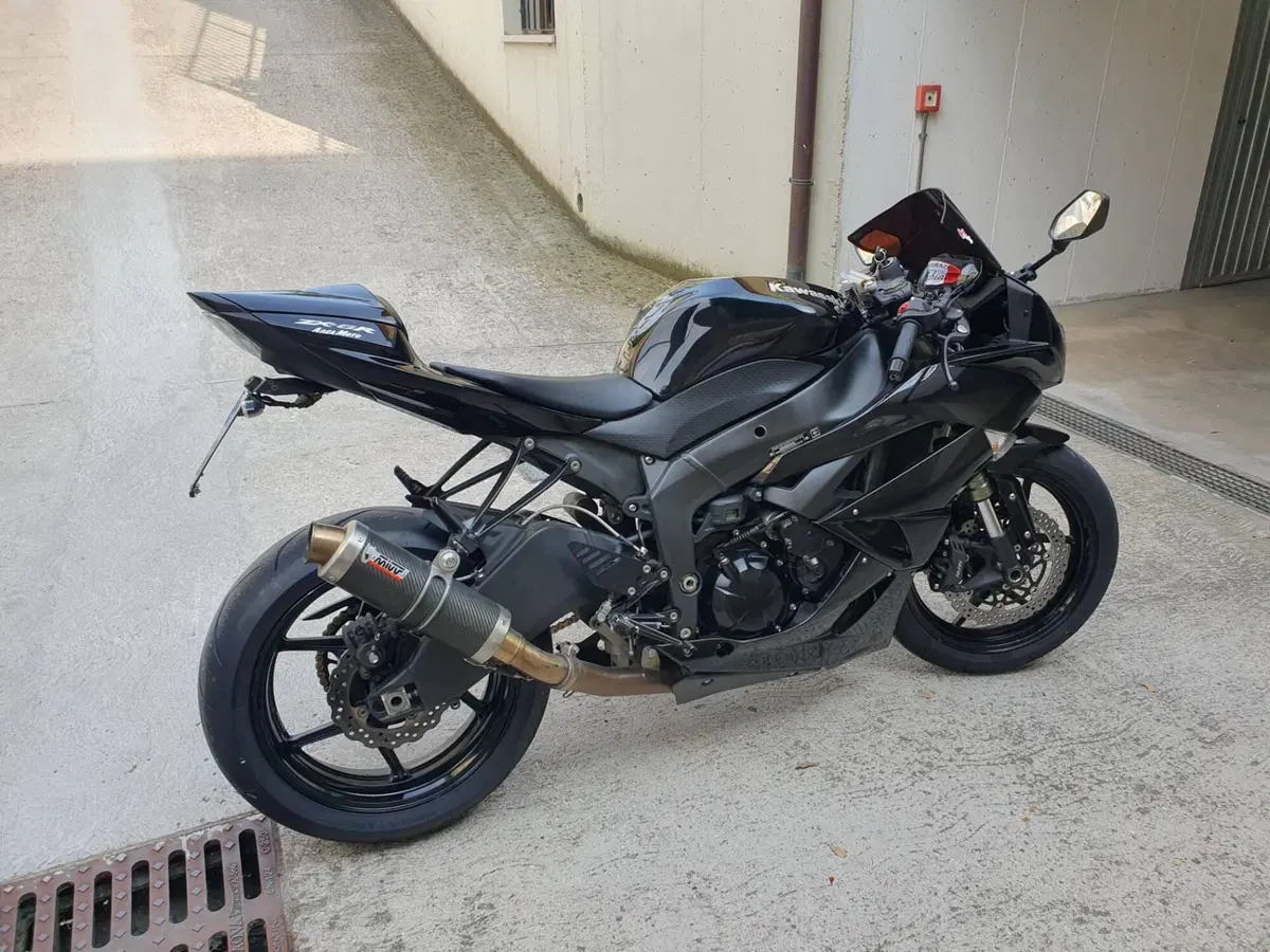 Kawasaki Ninja 600 ZX-6R (2009 - 16) (4)