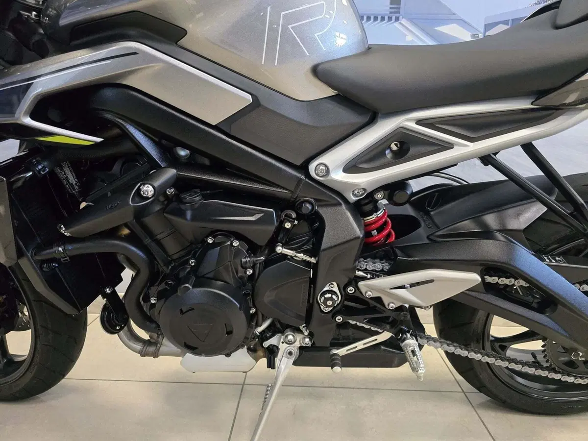 Triumph Street Triple 765 R (2023 - 26) (9)