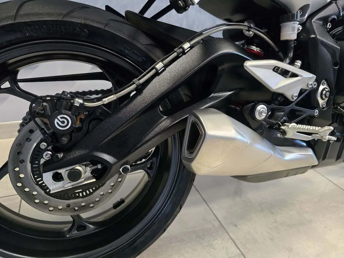 Triumph Street Triple 765 R (2023 - 26) (20)