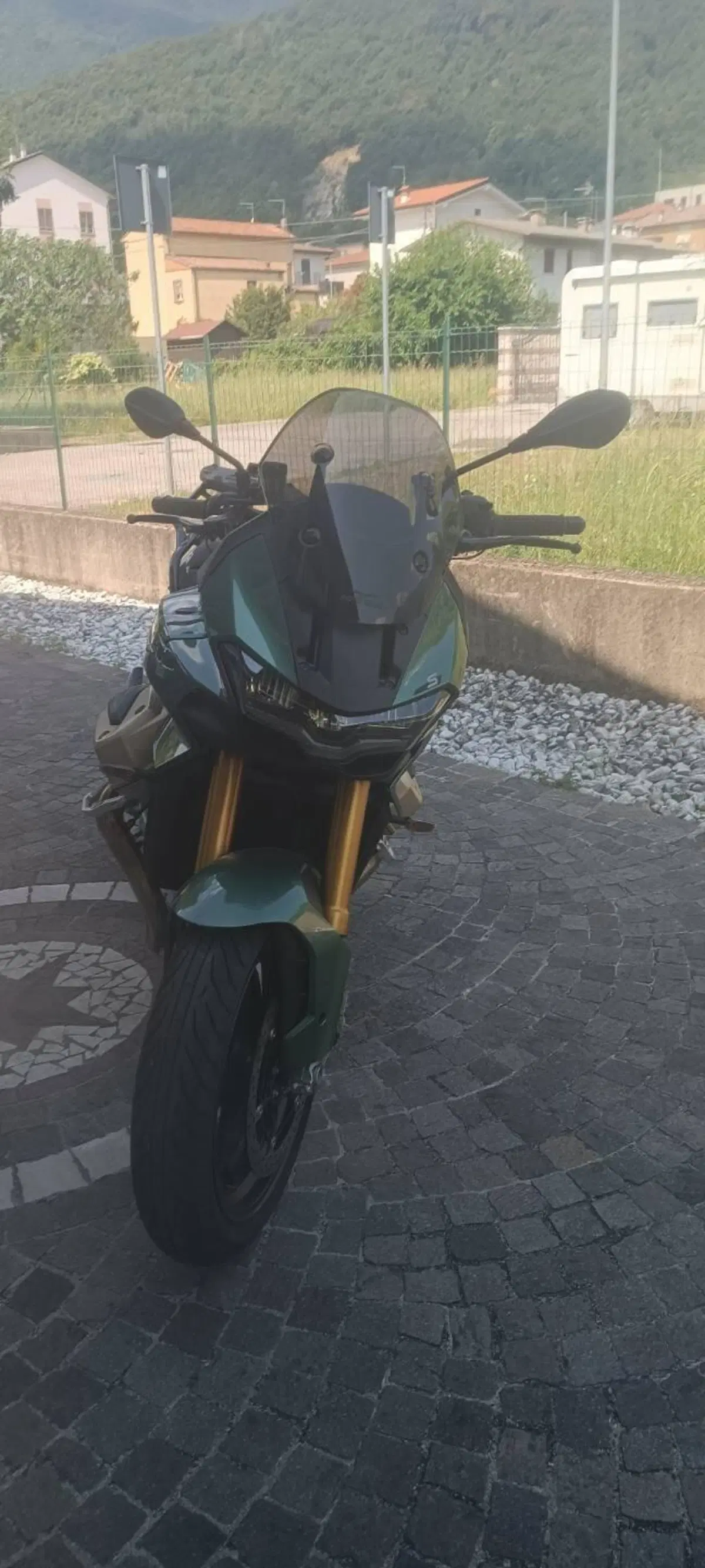 Moto Guzzi V100 Mandello S (2022 - 24) (2)