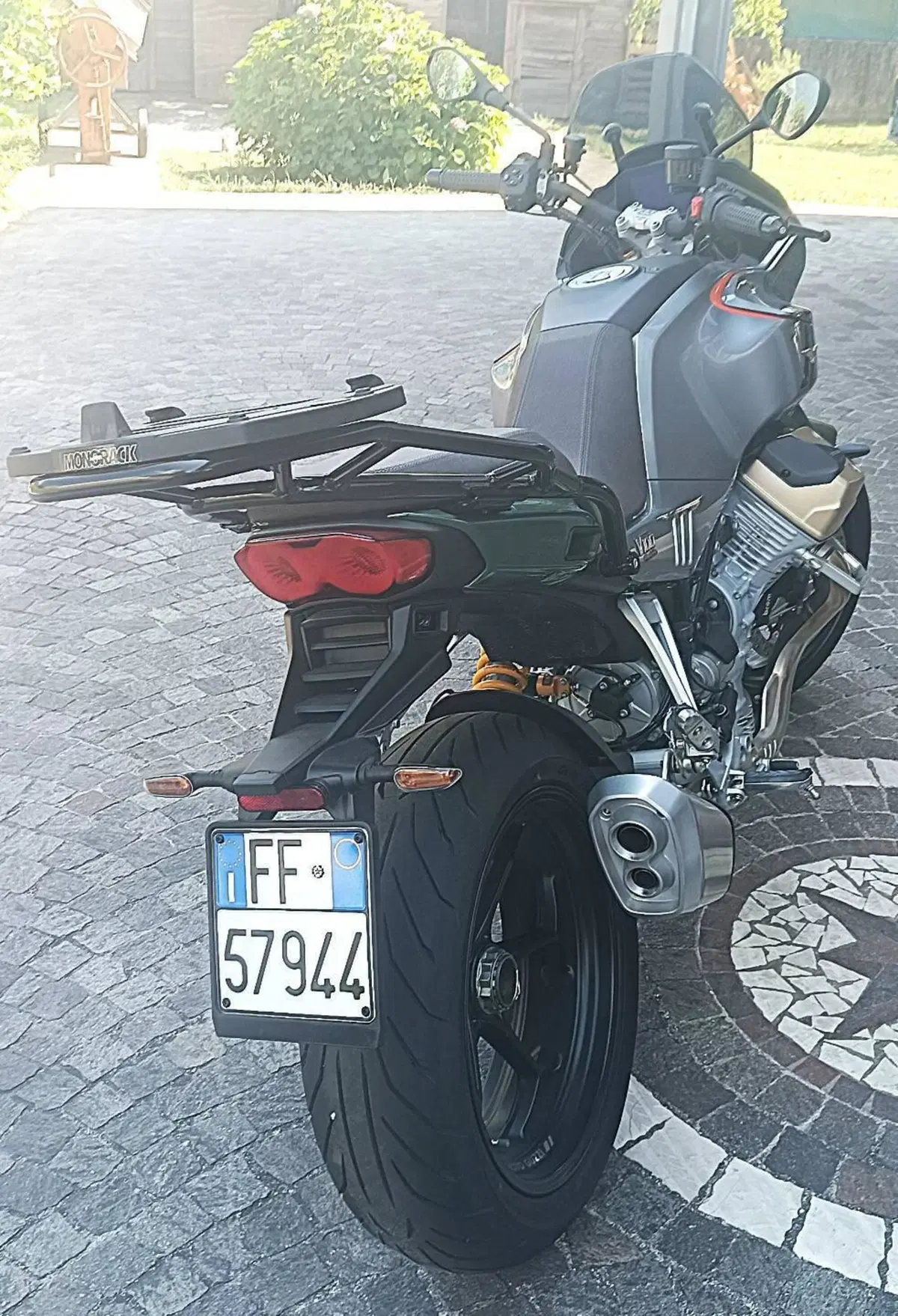 Moto Guzzi V100 Mandello S (2022 - 24) (3)