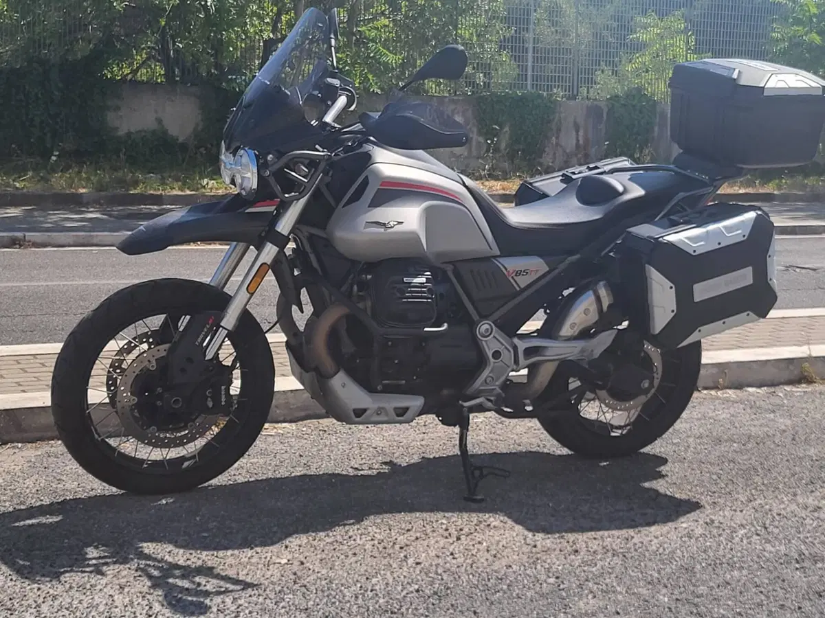 Moto Guzzi V85 TT Travel (2021 - 23) (2)