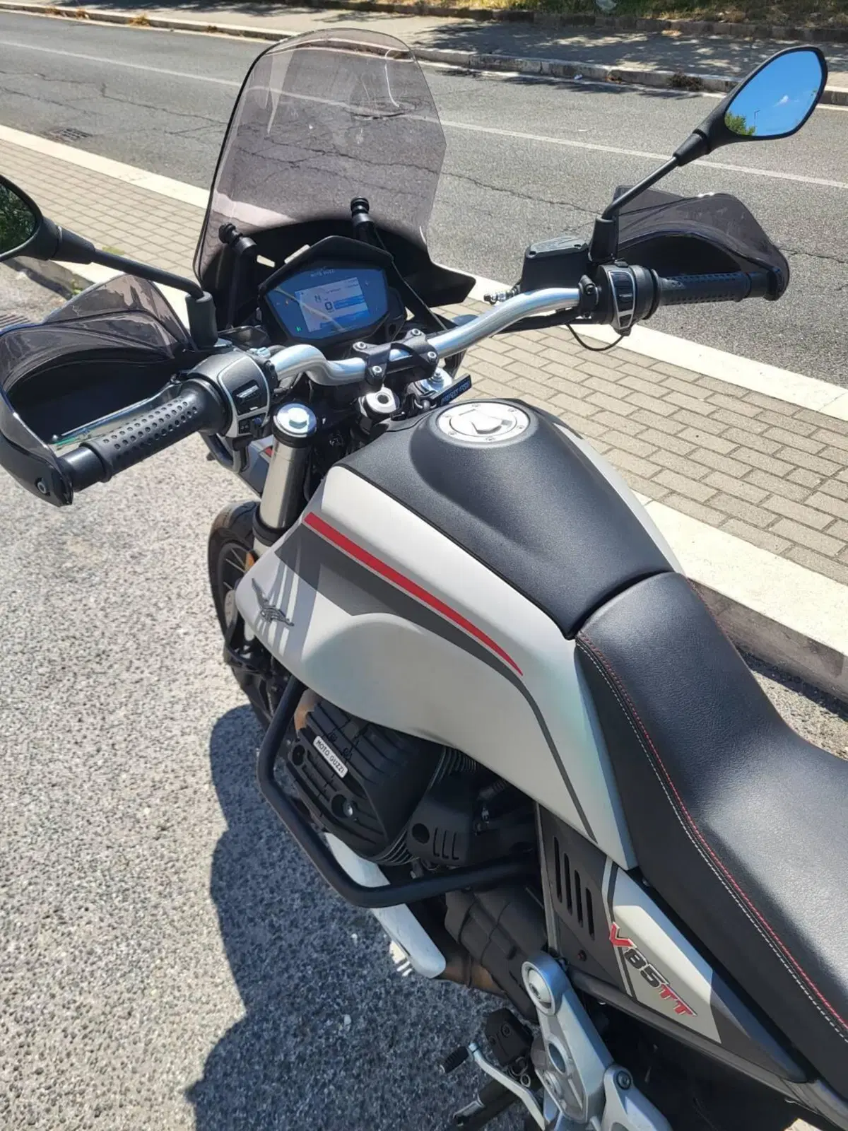 Moto Guzzi V85 TT Travel (2021 - 23) (3)