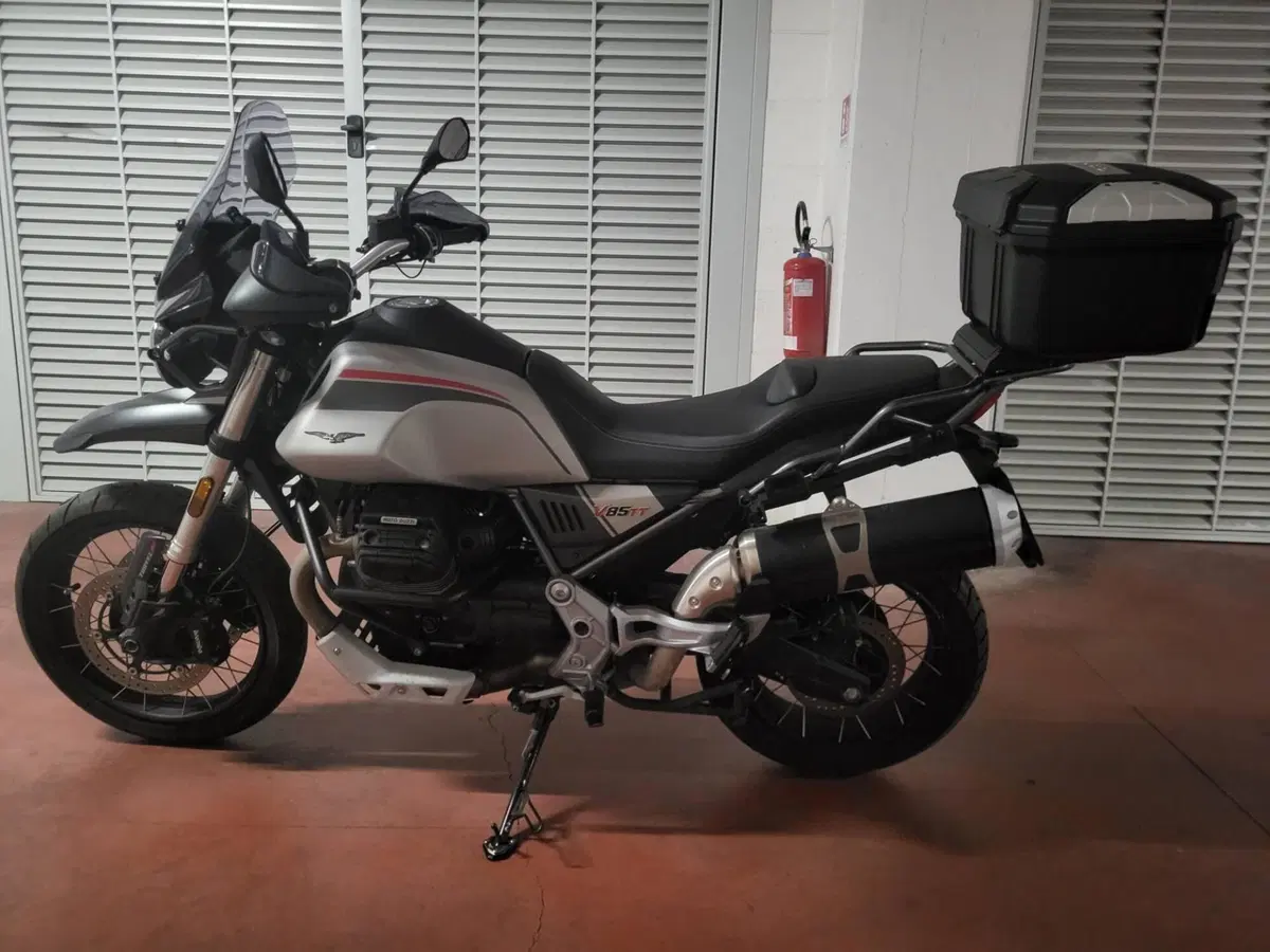Moto Guzzi V85 TT Travel (2021 - 23) (6)
