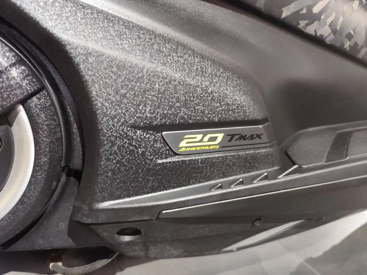 Yamaha T-Max 560 20° anniversario (2021) (2)