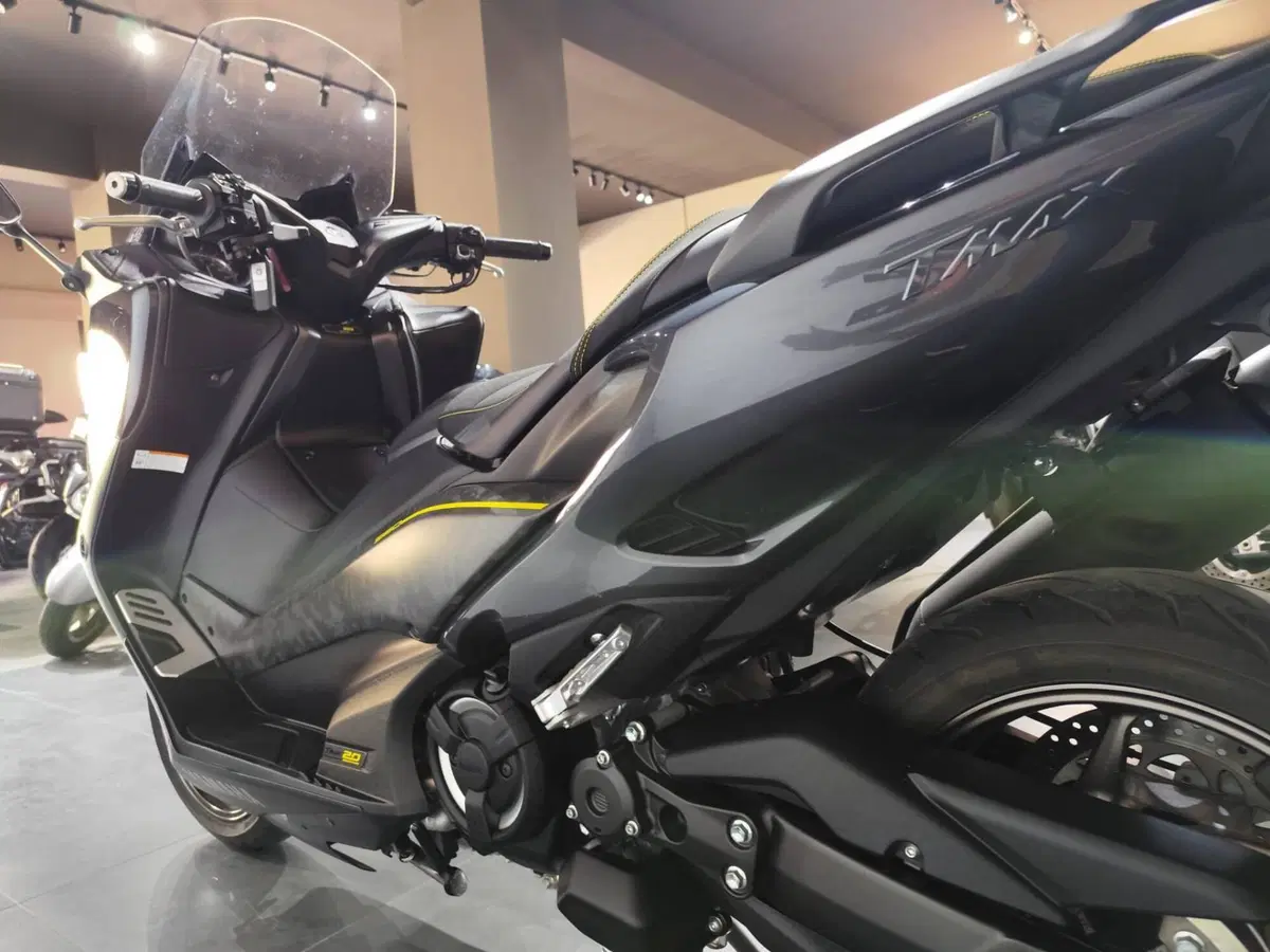 Yamaha T-Max 560 20° anniversario (2021) (7)
