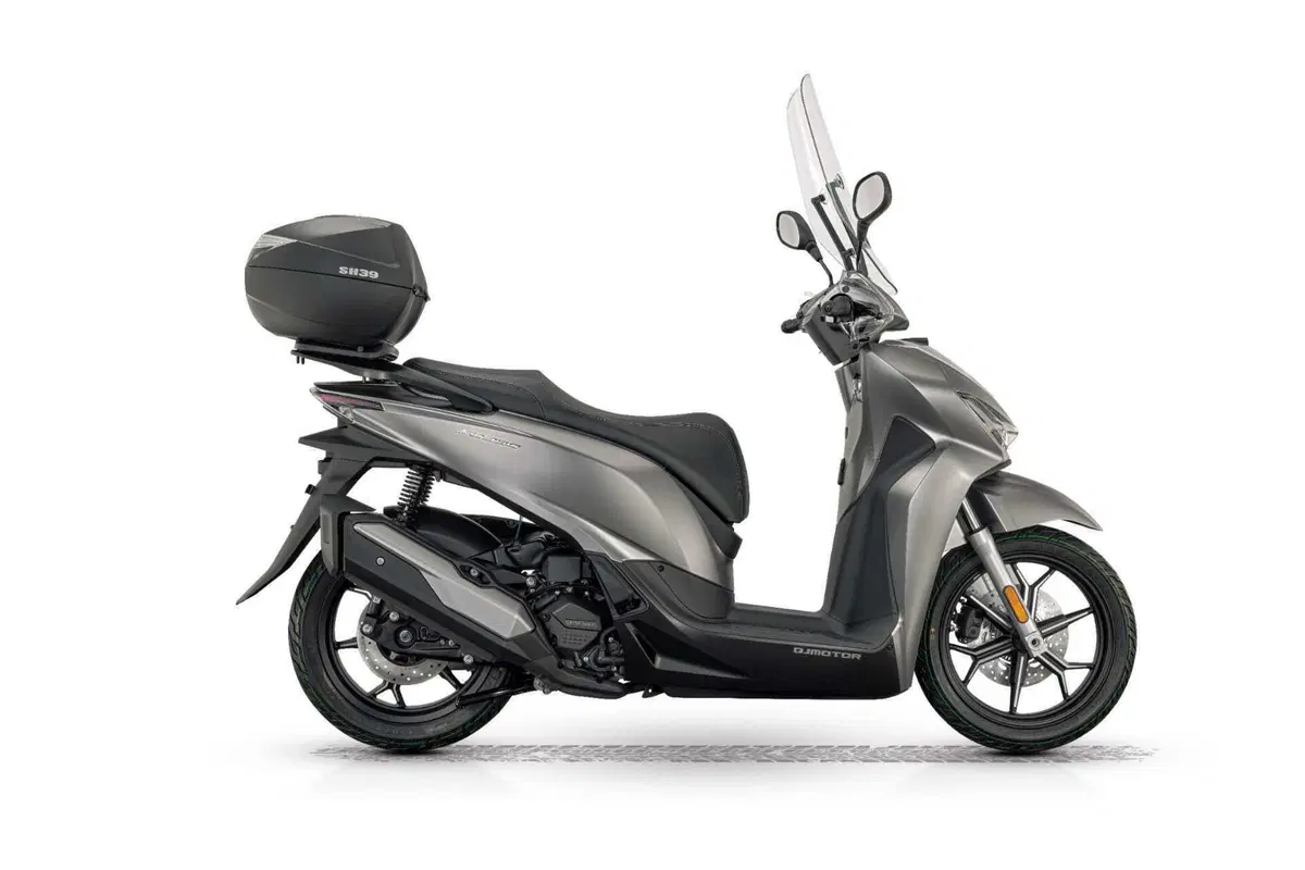 QJ presenta SQ350, lo scooter a ruote alte da 29 cavalli (6)