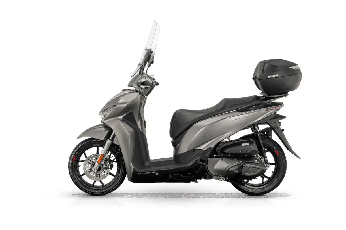 QJ presenta SQ350, lo scooter a ruote alte da 29 cavalli (10)