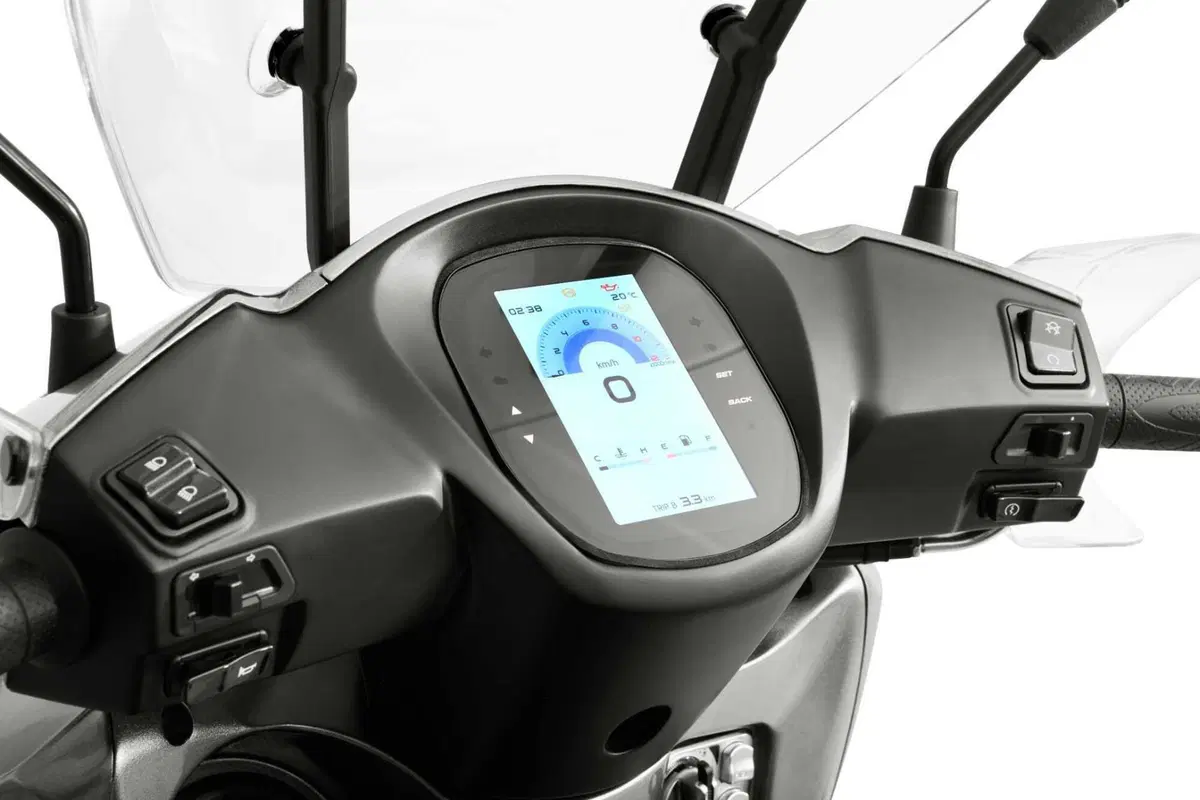 QJ presenta SQ350, lo scooter a ruote alte da 29 cavalli (17)