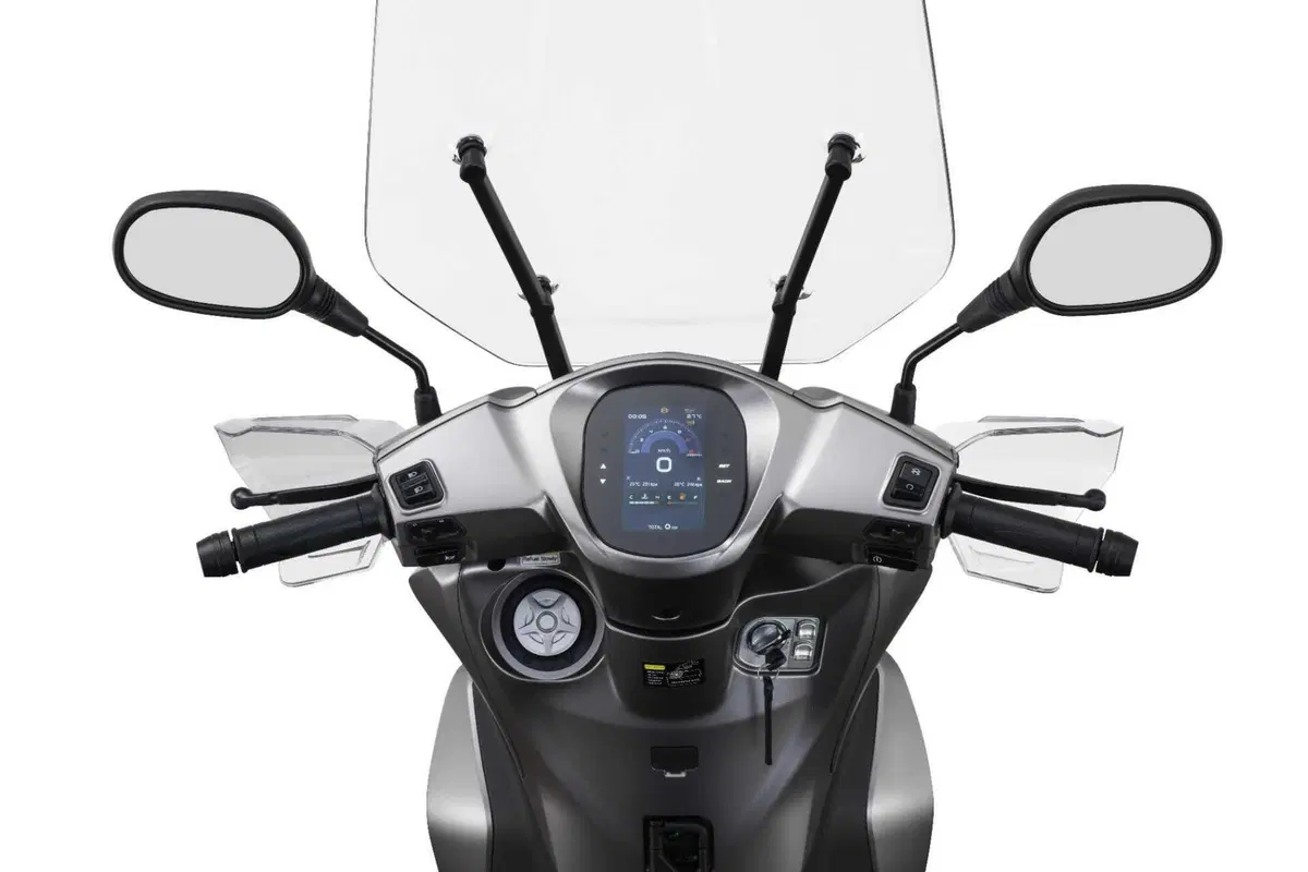 QJ presenta SQ350, lo scooter a ruote alte da 29 cavalli (18)