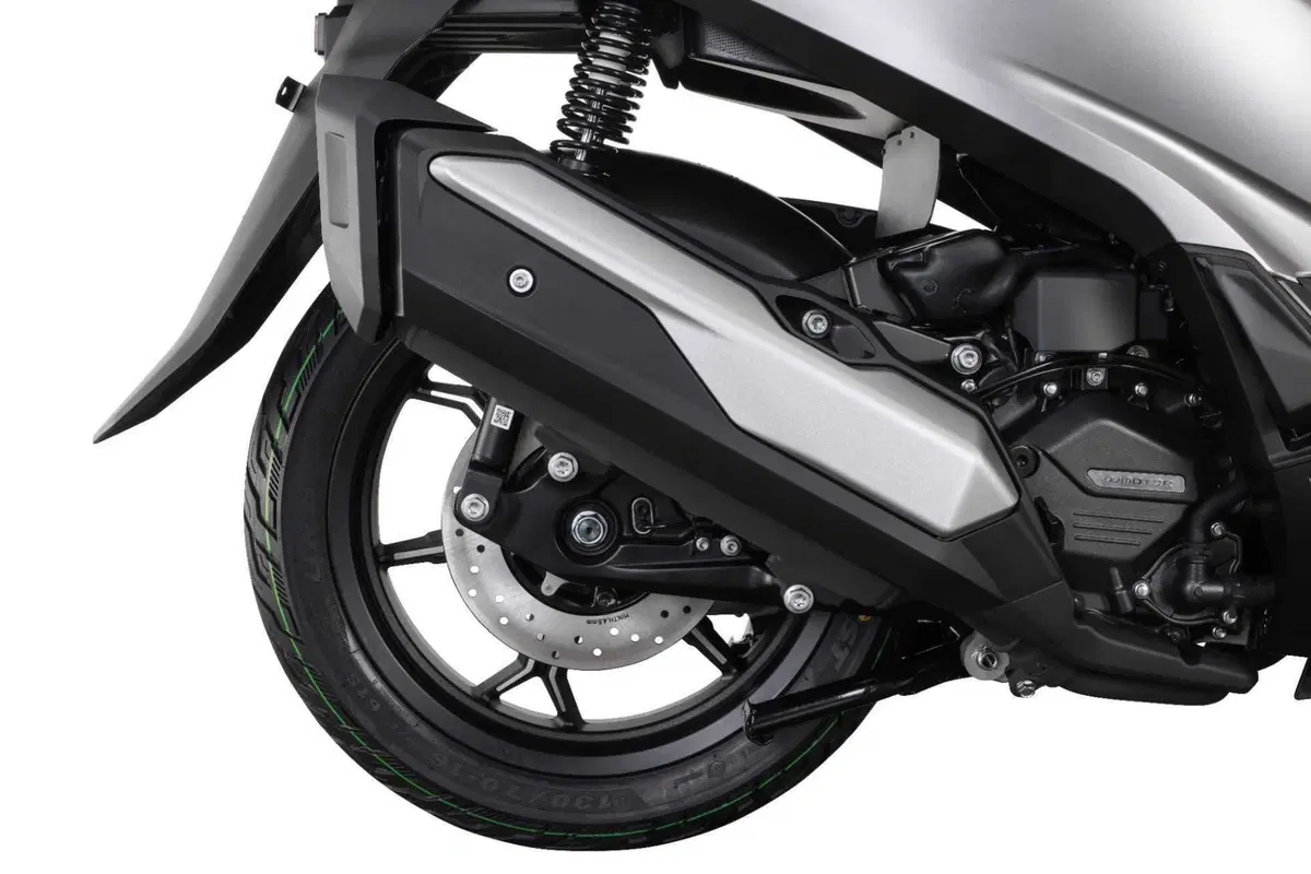 QJ presenta SQ350, lo scooter a ruote alte da 29 cavalli (19)