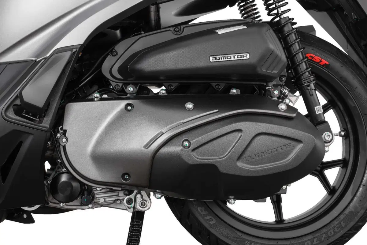 QJ presenta SQ350, lo scooter a ruote alte da 29 cavalli (20)