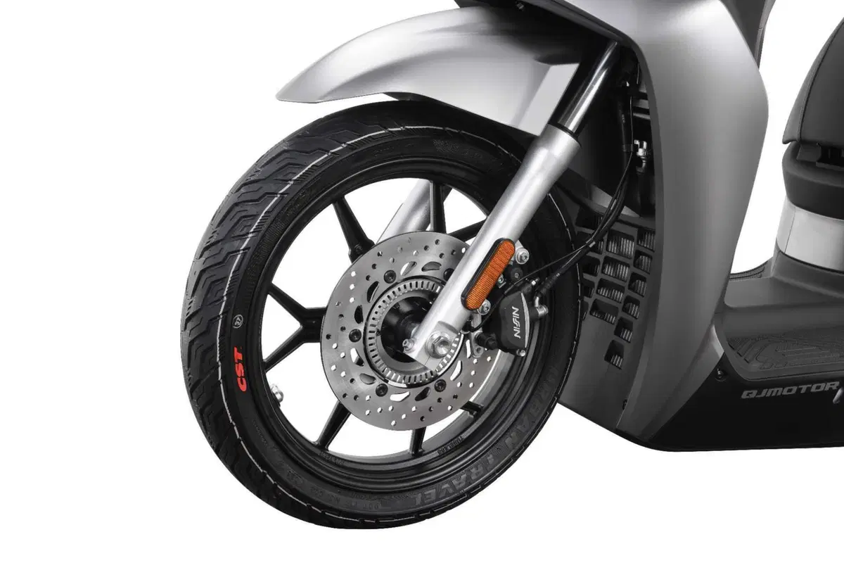 QJ presenta SQ350, lo scooter a ruote alte da 29 cavalli (21)