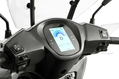 QJ presenta SQ350, lo scooter a ruote alte da 29 cavalli con Dash-Cam