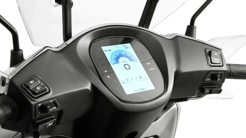 QJ presenta SQ350, lo scooter a ruote alte da 29 cavalli con Dash-Cam